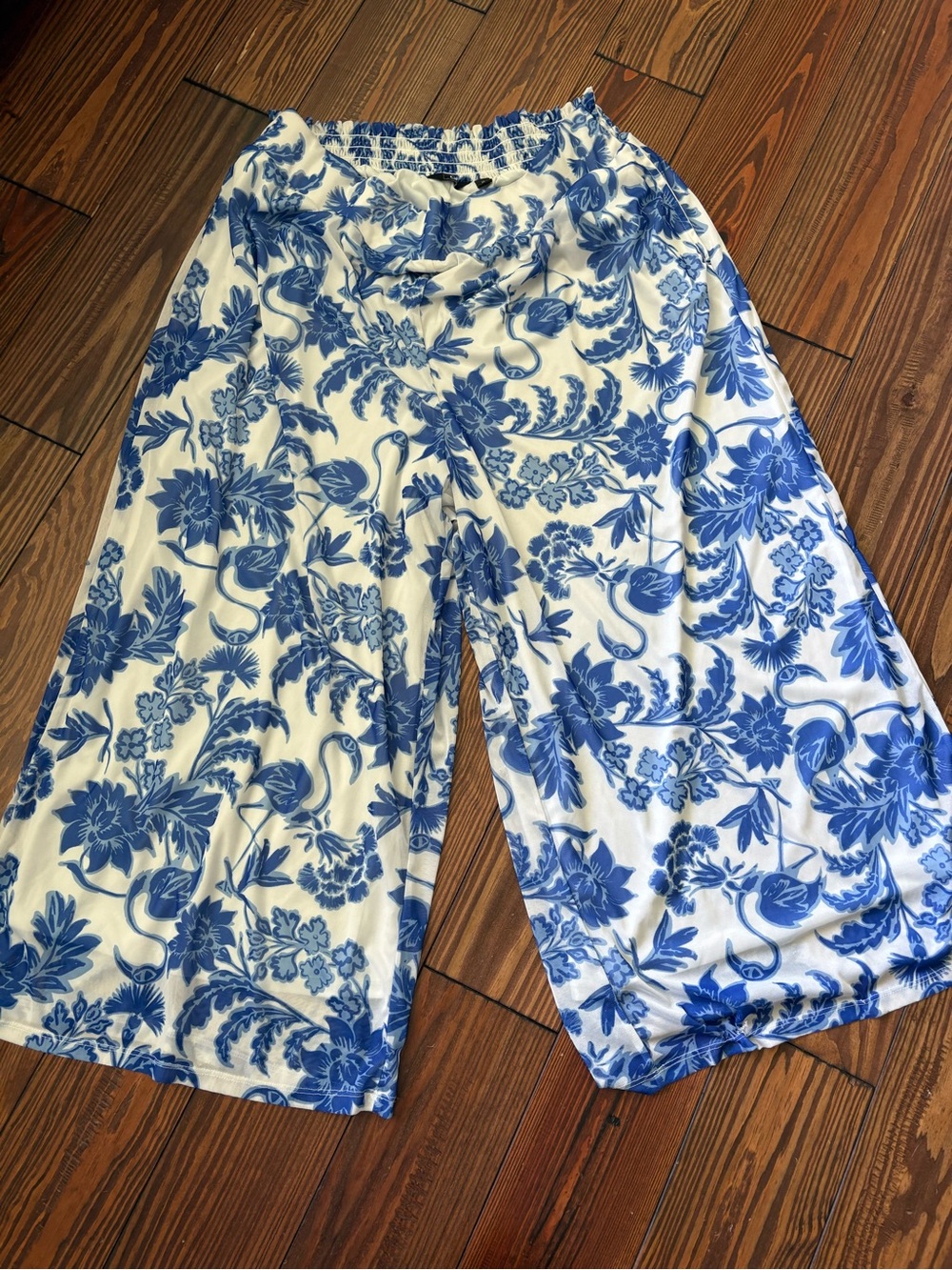 G by Giuliana White Pants with Blue Floral Print